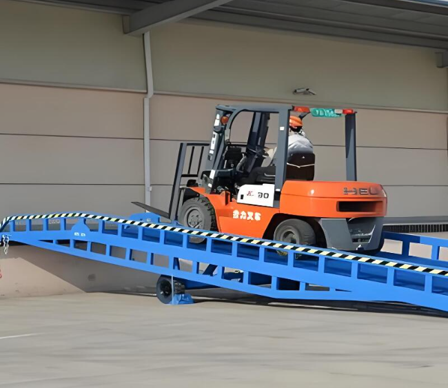 临沭移动式卸货平台（叉车用）